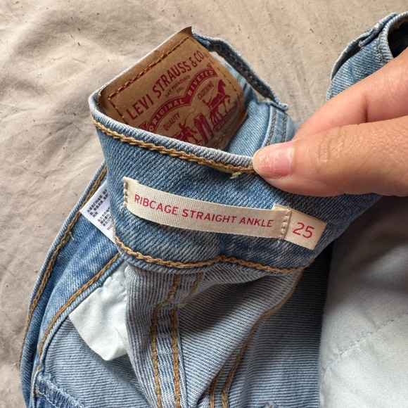 Levi’s Ribcage Jeans - Picture 4 of 5